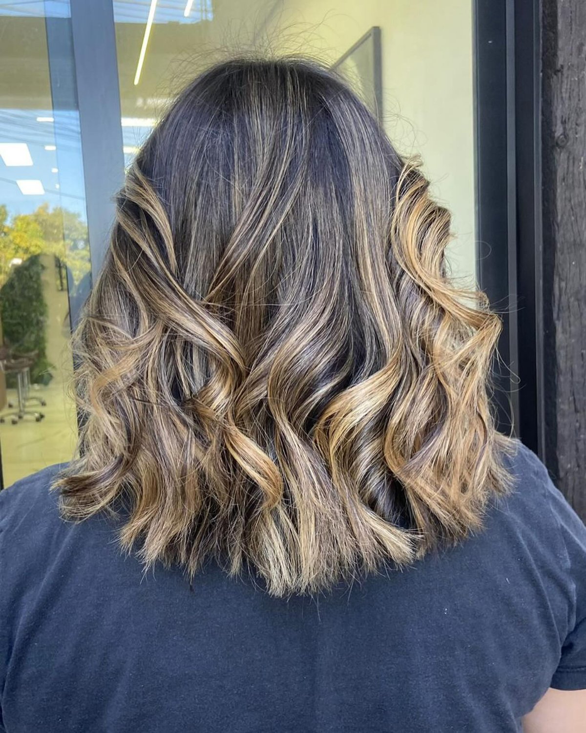 Mechas sutis em tons quentes para iluminação natural