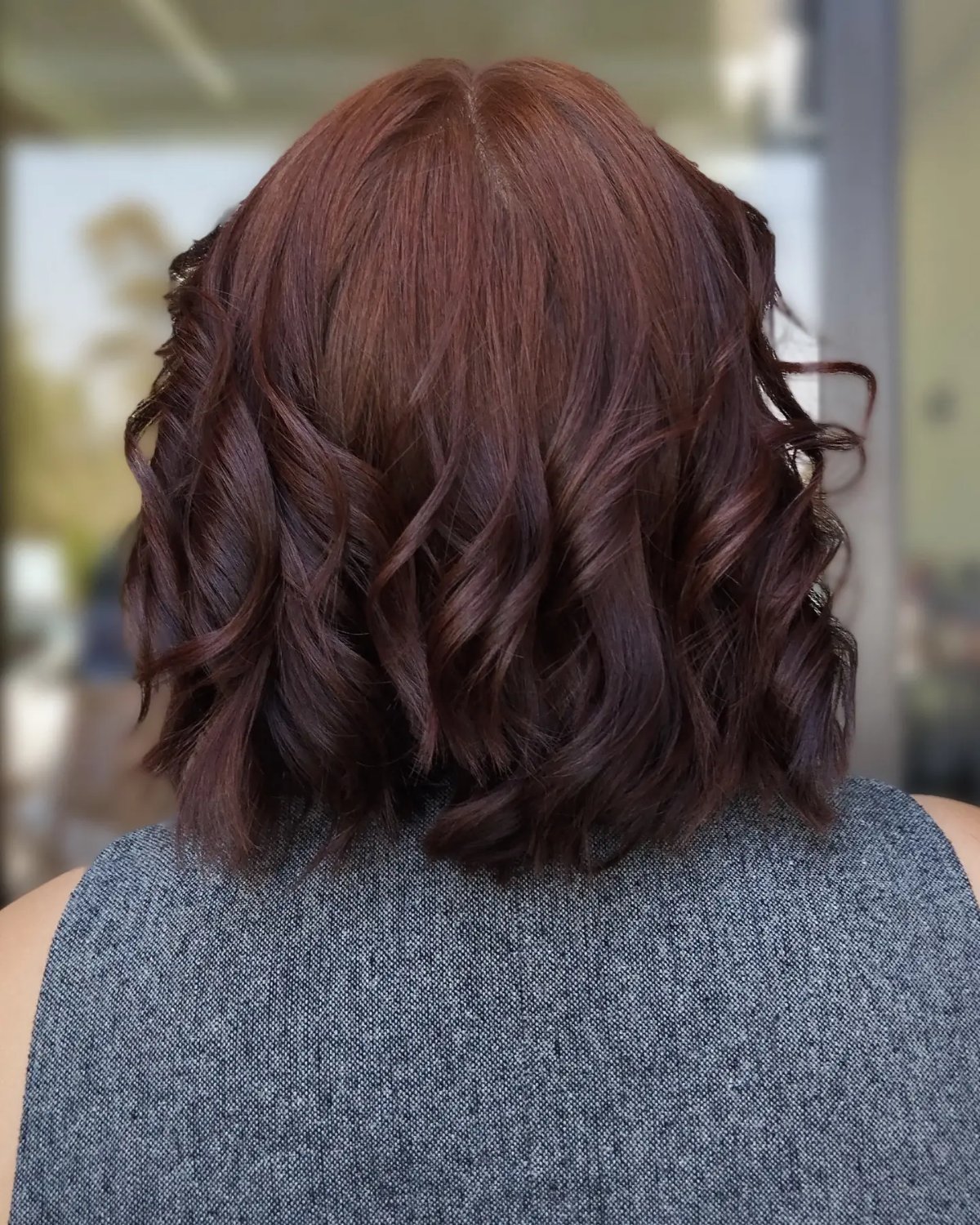 Corte médio moderno com ondas naturais e tom acobreado