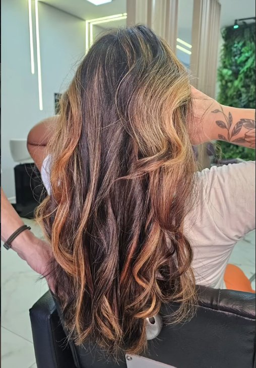Balayage avelã em cabelos longos com brilho intenso
