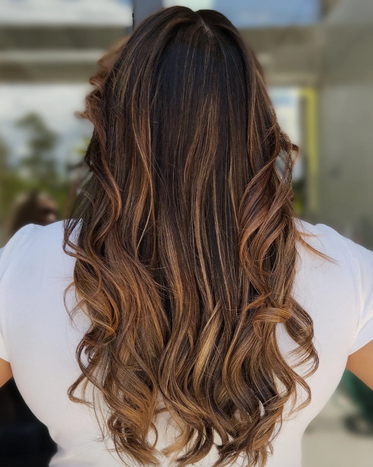 Morena iluminada com ondas sofisticadas