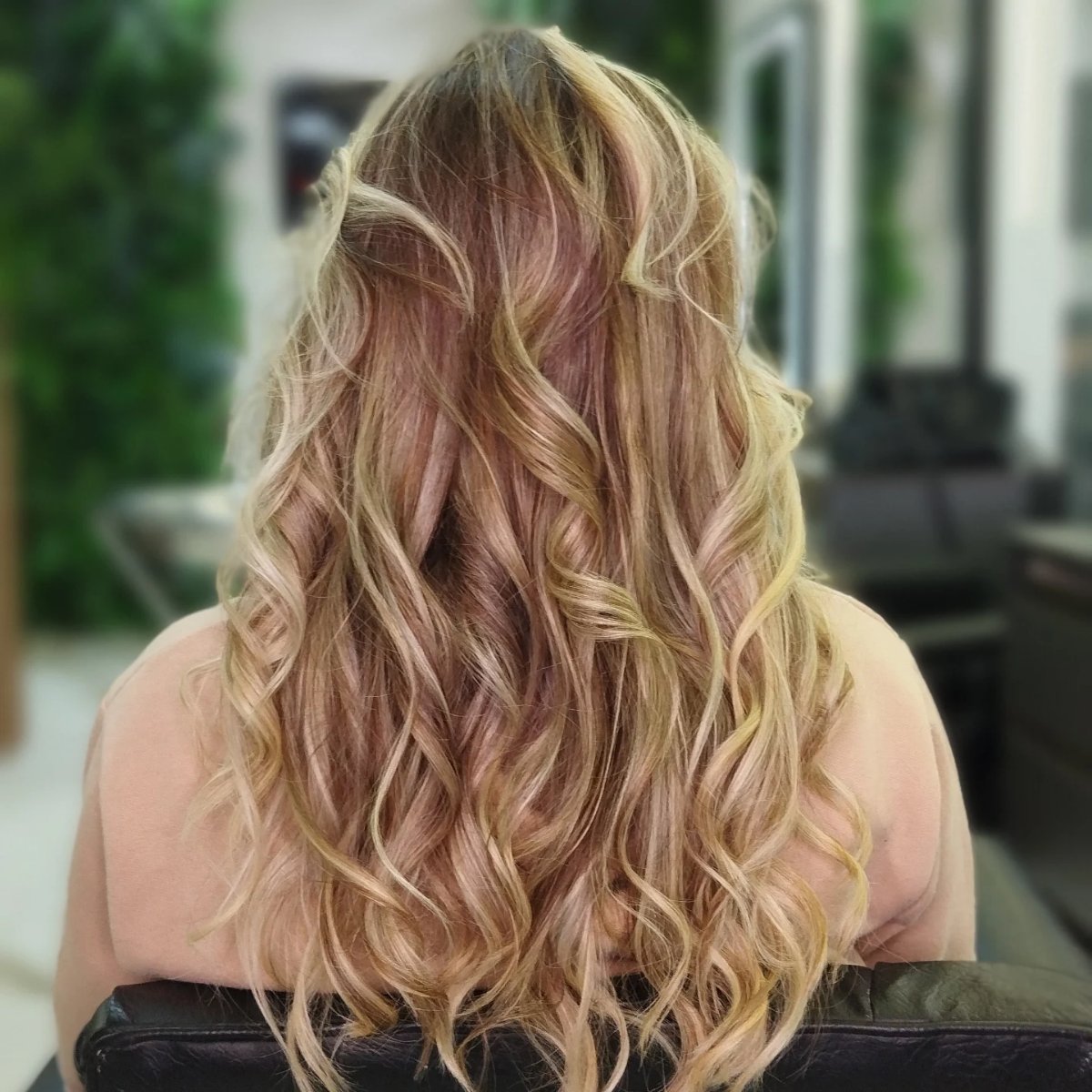 Cabelo loiro com ondas e balayage técnica New Hair
