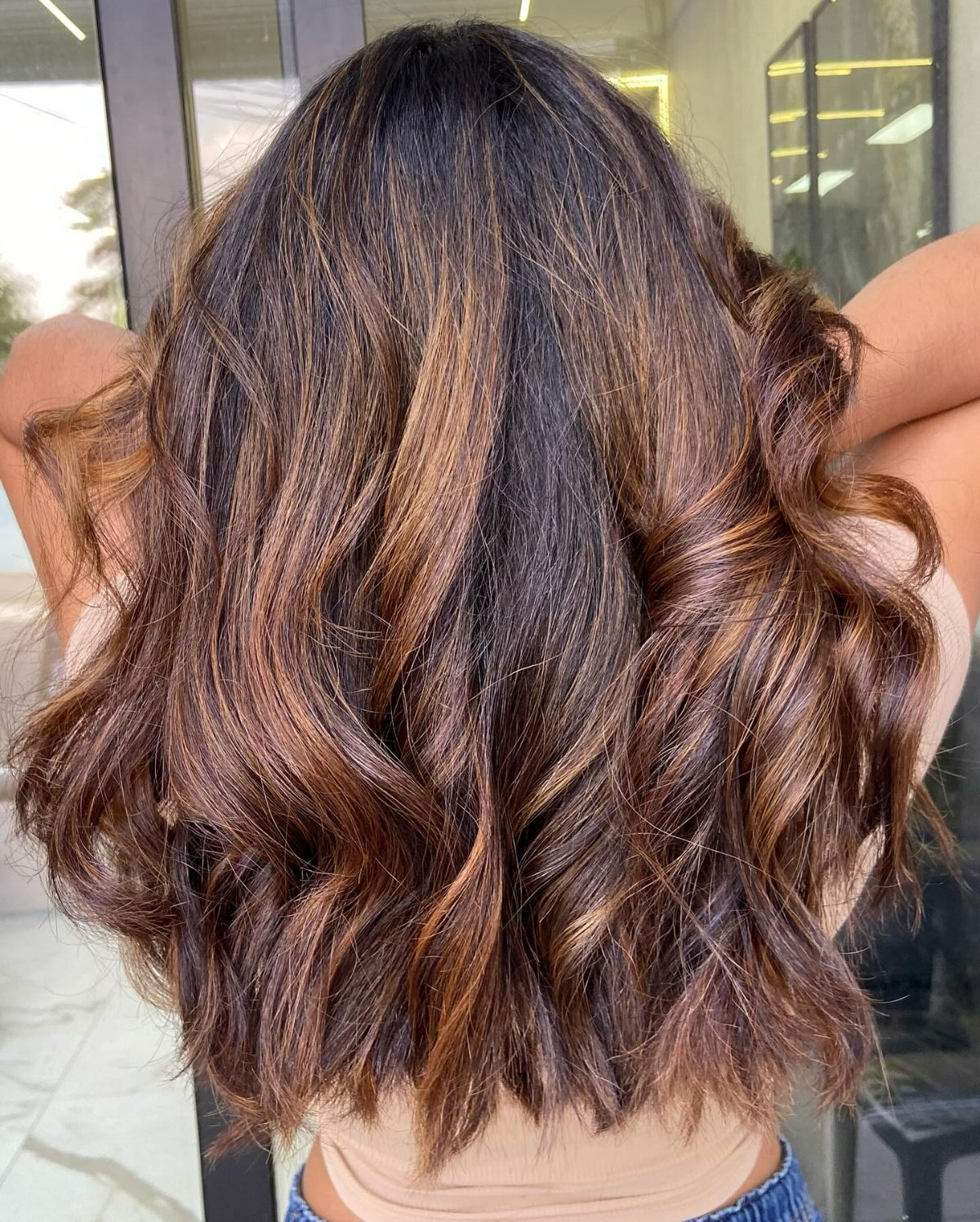 Morena iluminada com contraste elegante e ondas largas