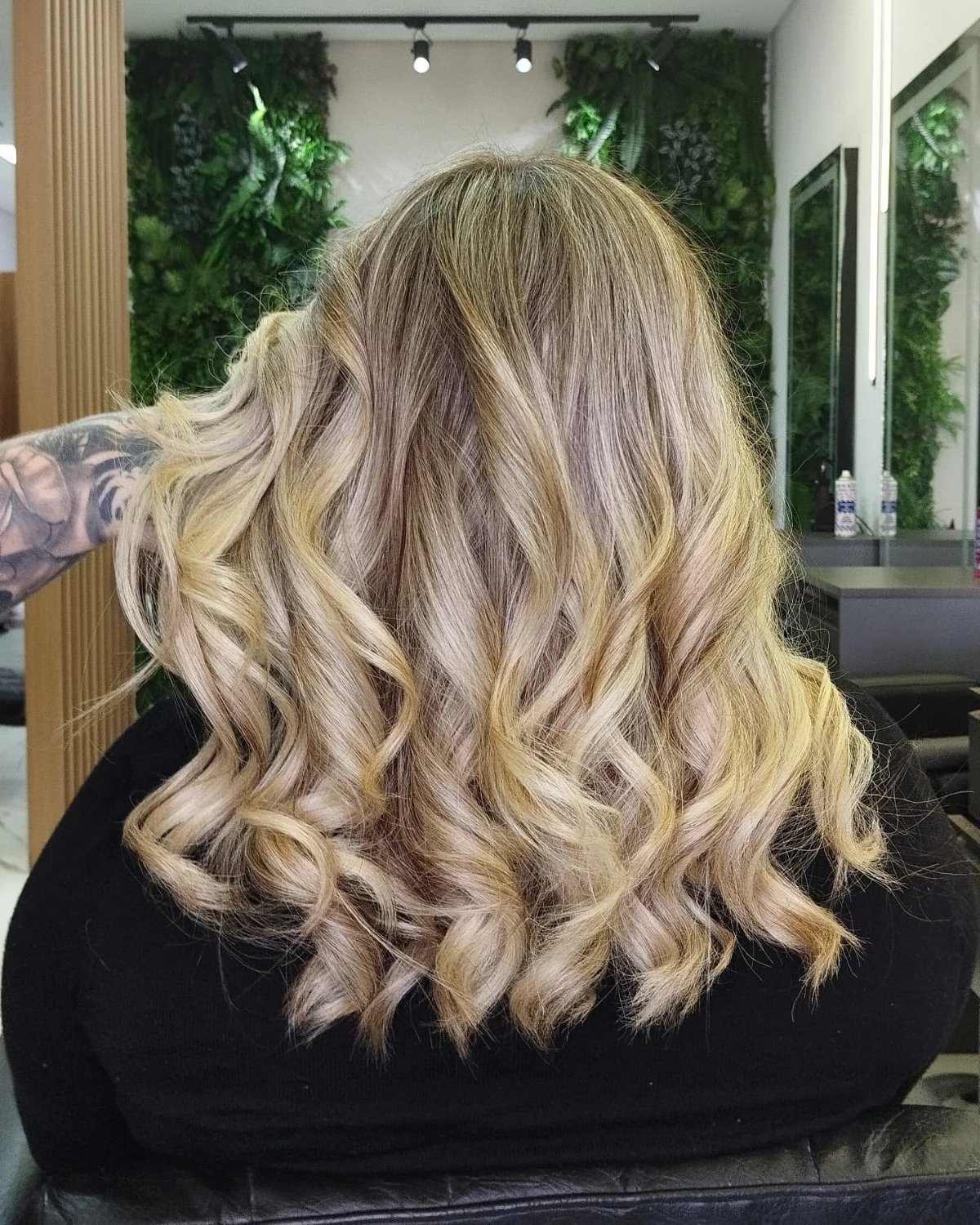 Loiro platinado luxuoso com acabamento em ondas